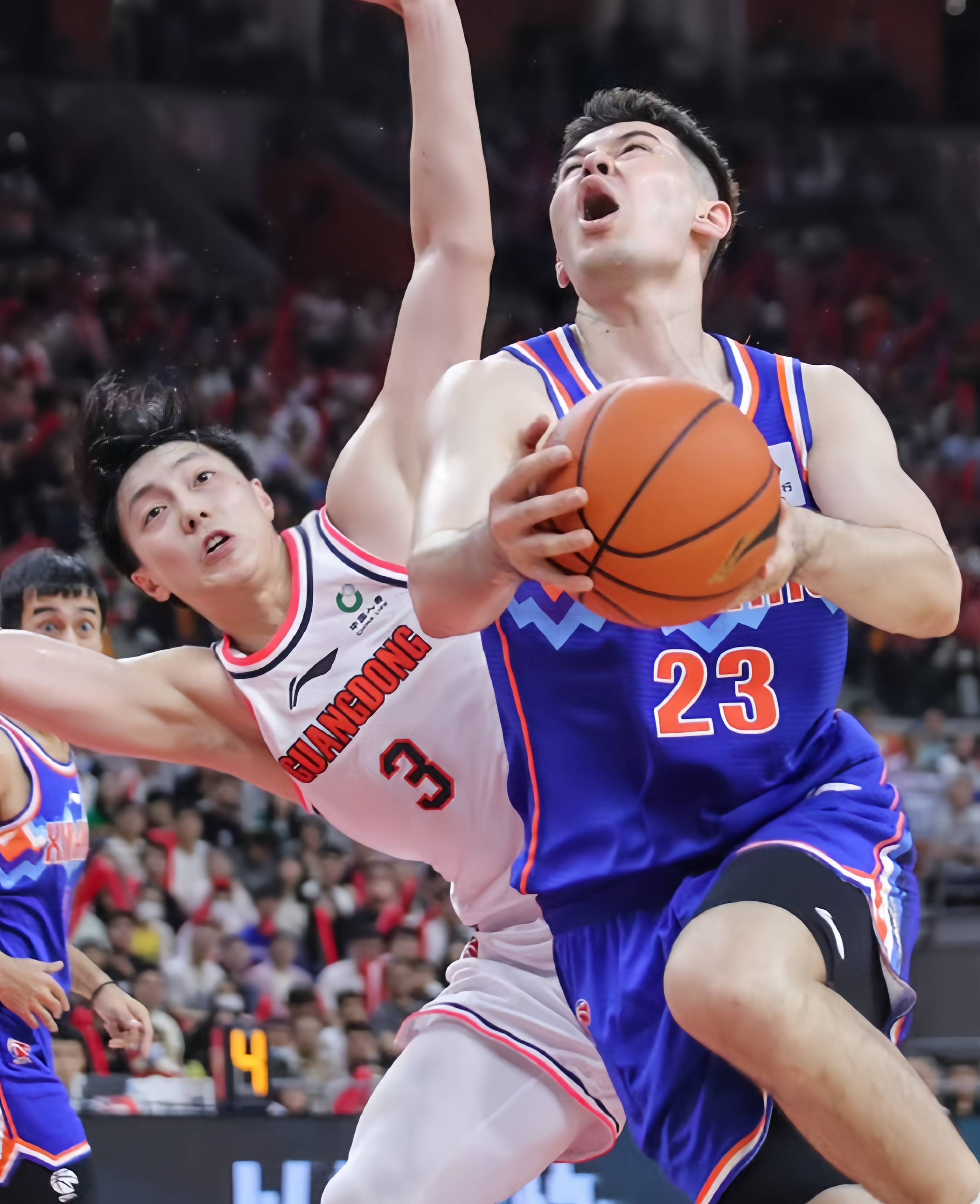 内线强手对决！新疆队与福建队争夺球场主导权的简单介绍