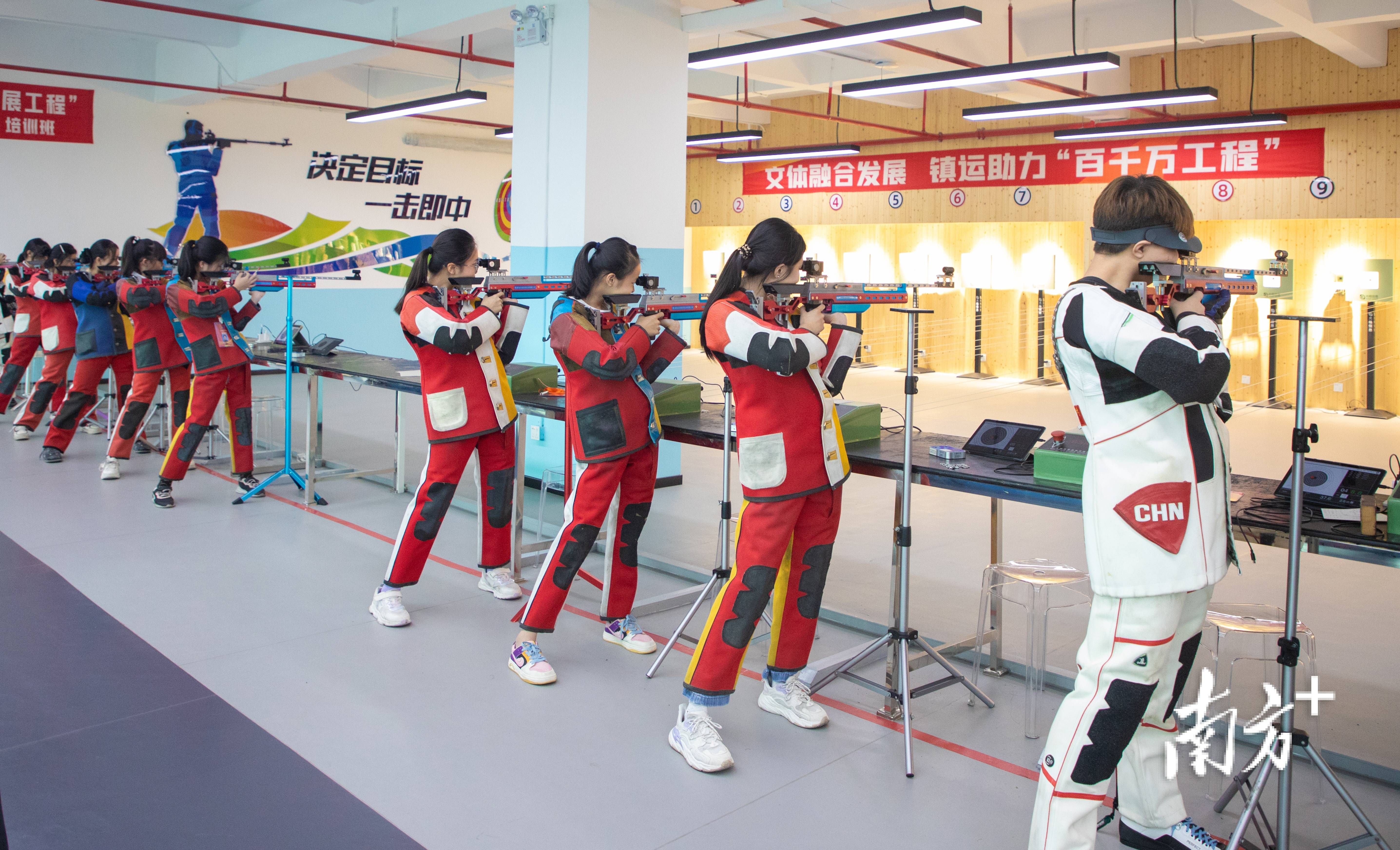 射击比赛选手神准射手，轻轻得胜