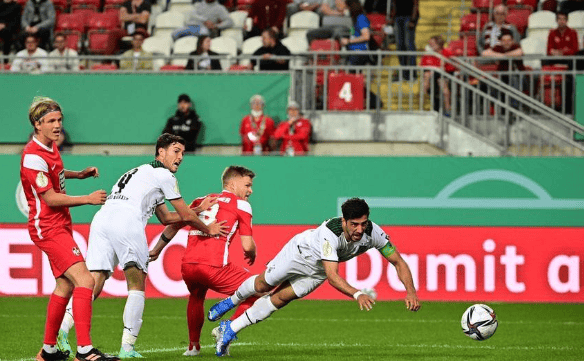 拜仁慕尼黑与汉诺威96进行较量