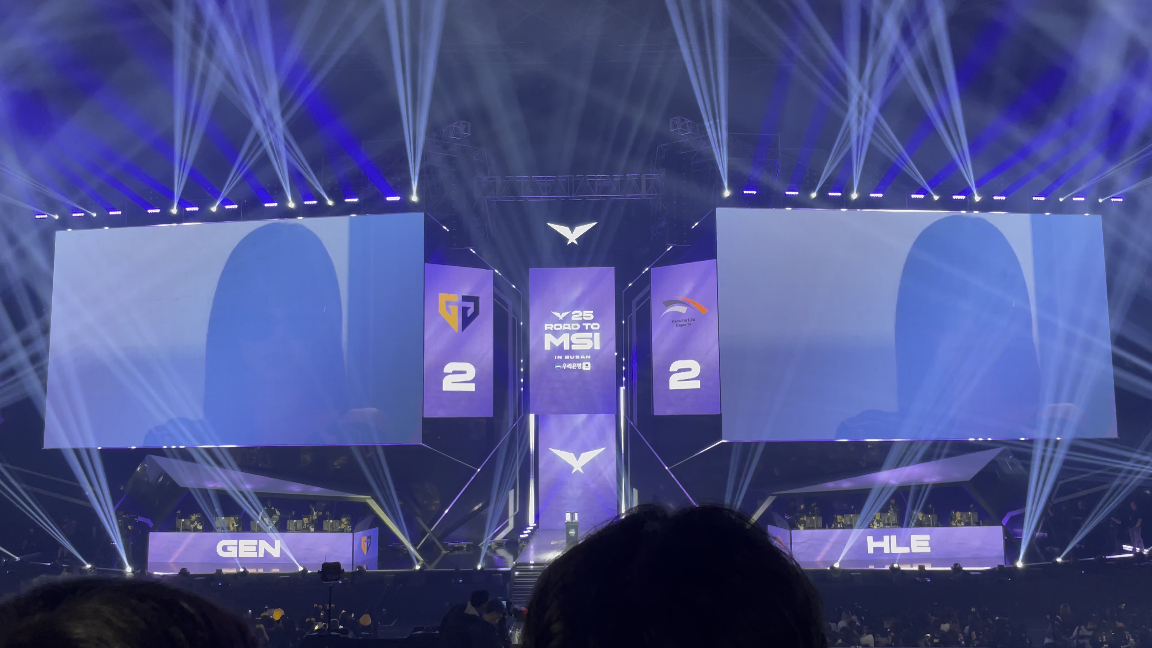 HLE力克MAD，Bin团战一打五峡谷大战半决赛，让粉丝疯狂欢呼