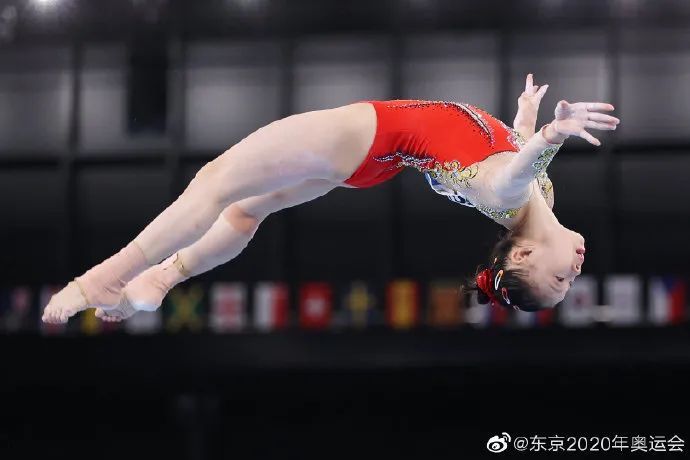 立陶宛体操选手勇夺金牌，赢得喝彩